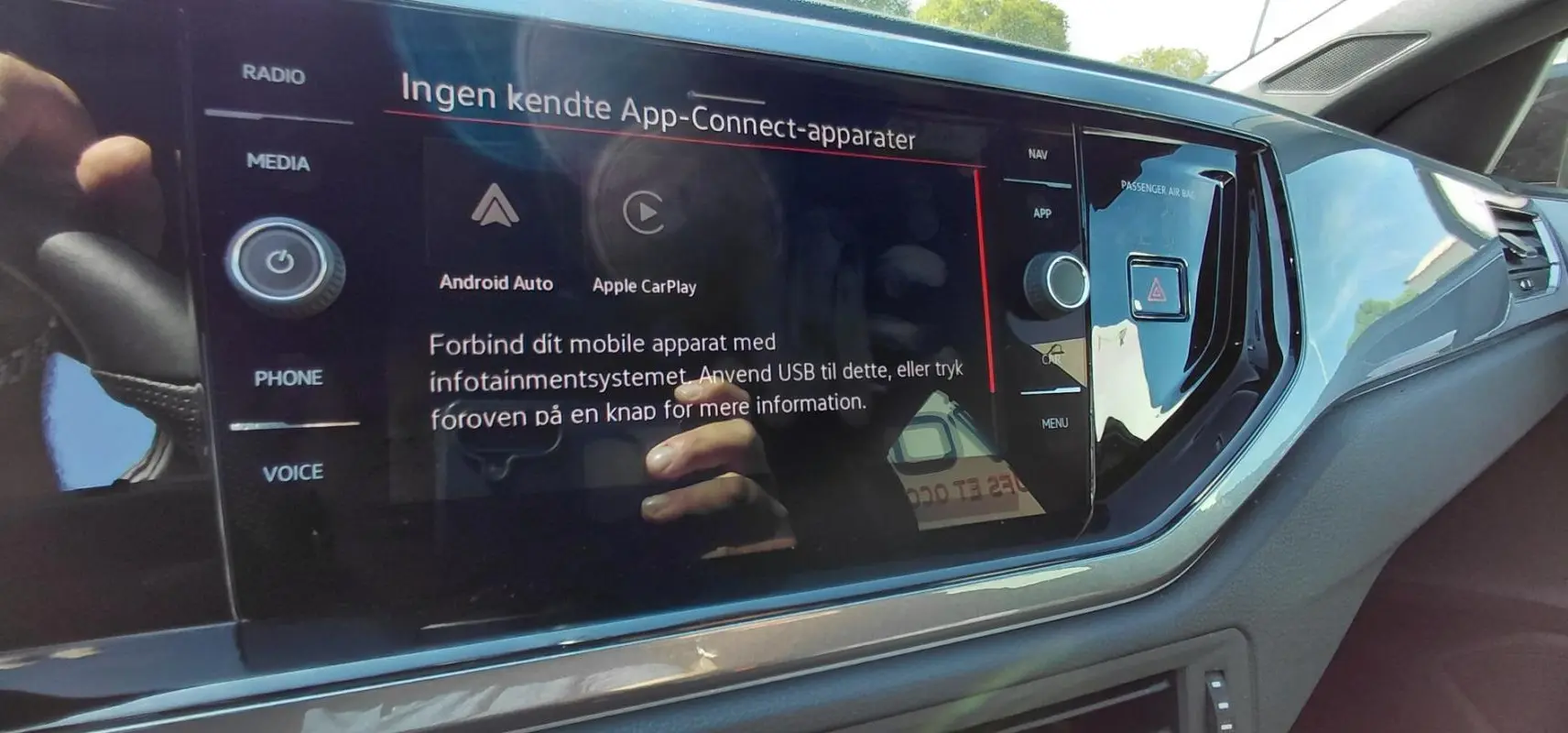 Vue rapprochée de l'écran tactile du tableau de bord du Volkswagen Polo GTI 2024 noir avec interface Android Auto et Apple CarPlay.