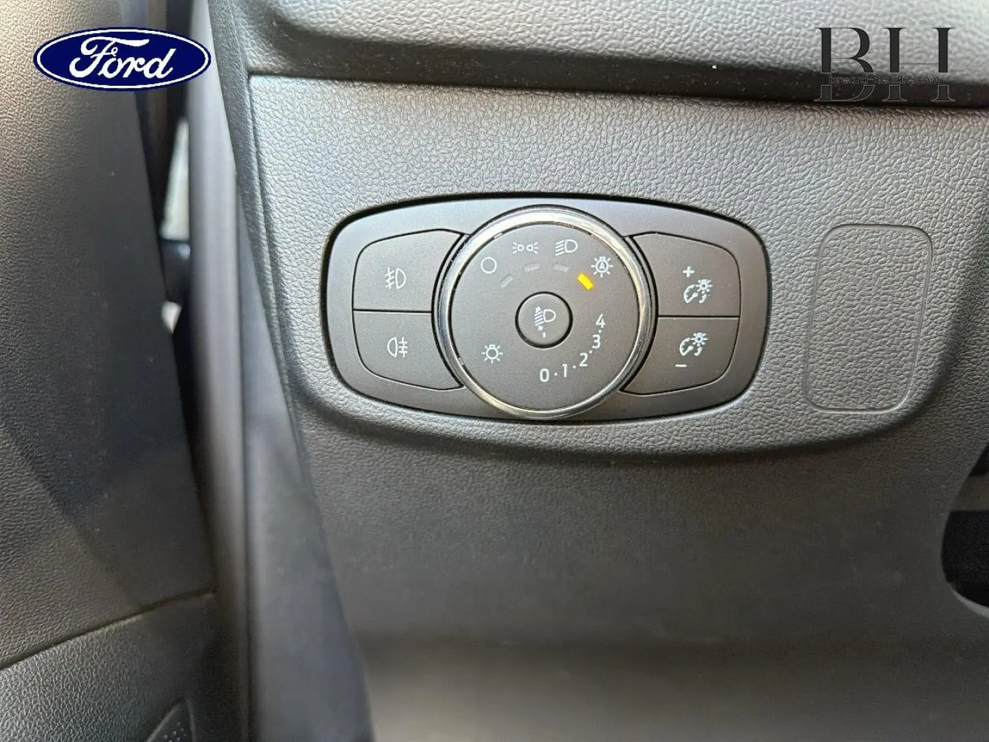 Gros plan sur le panneau de commande d’éclairage intérieur d’une Ford Focus bleu azur métallisé, côté gauche.