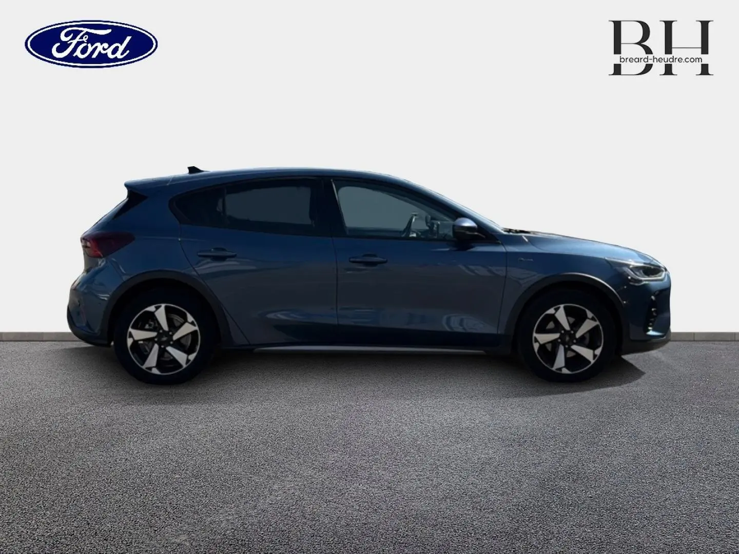 Ford Focus 1.0 Flexifuel 125ch Active Style bleu azur métallisé vue de profil côté gauche sur fond neutre.