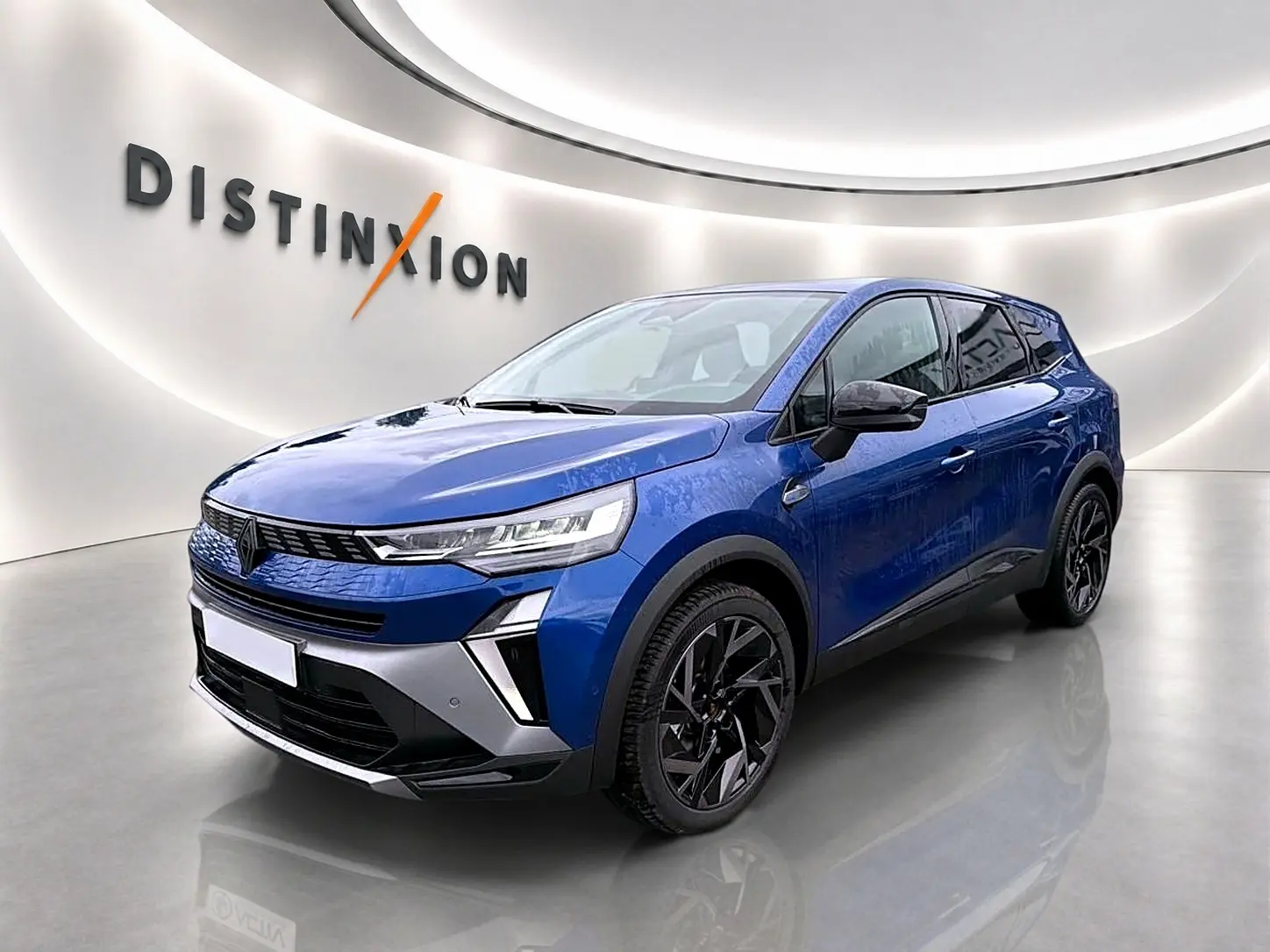 Renault Symbioz bleu iron en 3/4 avant droit, avec jantes noires et calandre moderne dans un showroom épuré.