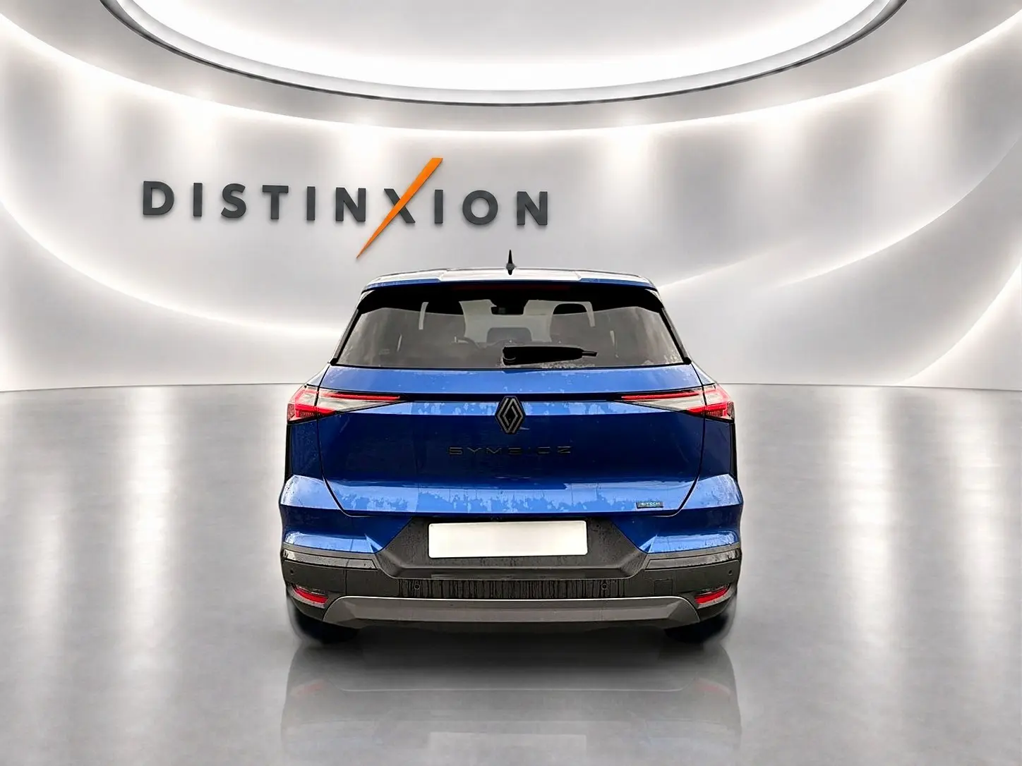Vue arrière du Renault Symbioz bleu iron avec feux arrière LED et logo distinctif sur fond blanc lumineux.