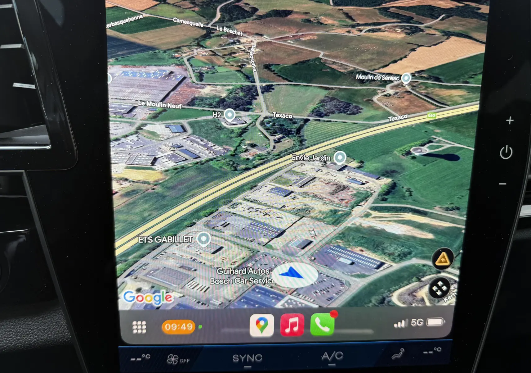 Écran tactile intérieur montrant la navigation GPS du Renault Espace gris schiste, avec commandes climatisation visibles.