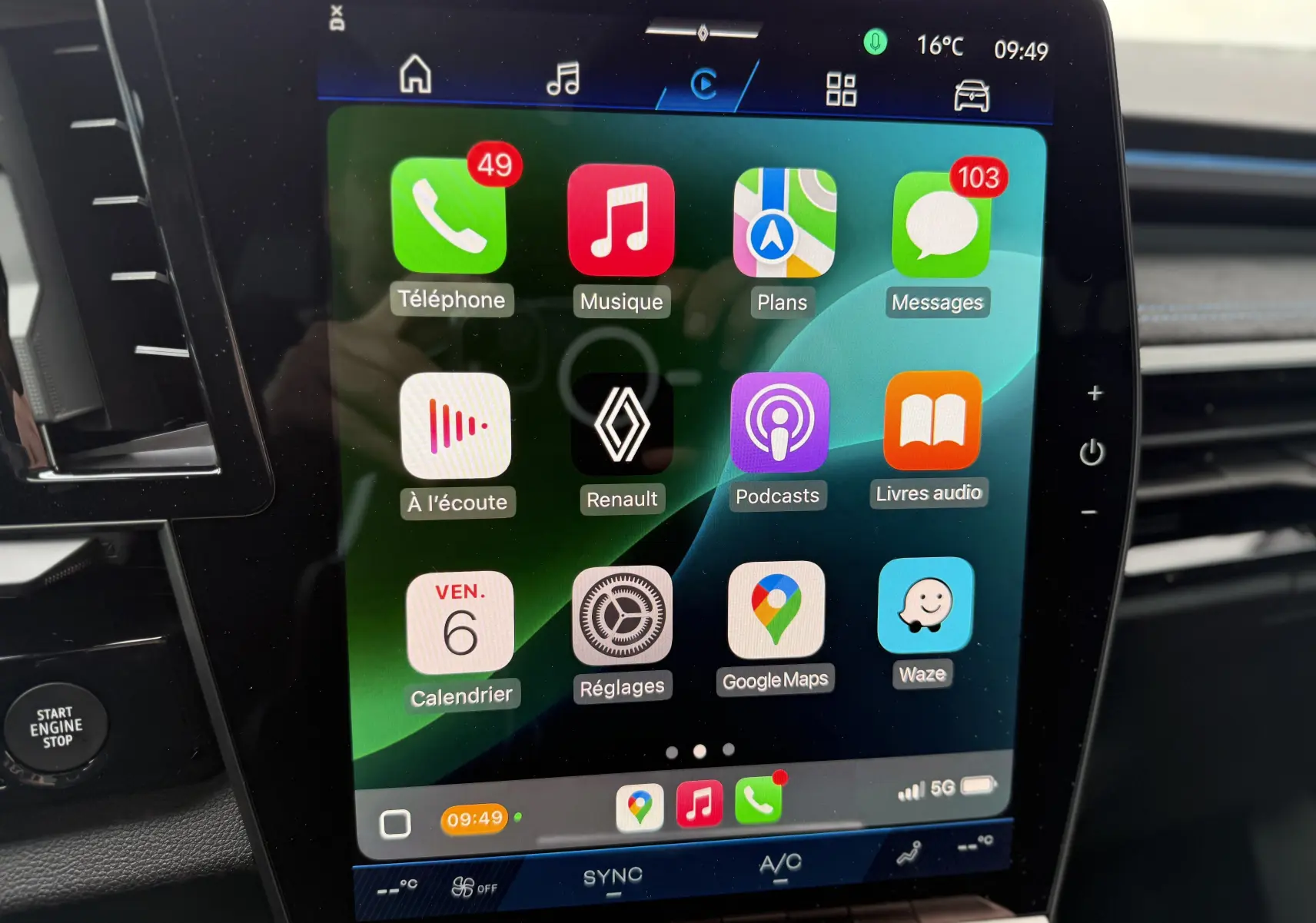 Écran tactile central du tableau de bord du Renault Espace gris schiste, affichant les applications connectées.