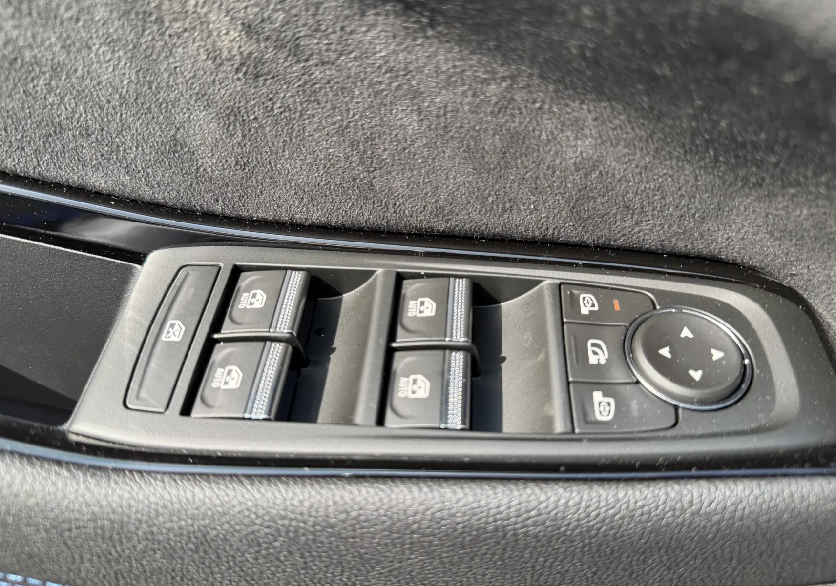 Panneau de commandes des vitres et rétroviseurs côté gauche dans l'habitacle du Renault Espace gris schiste 2025.