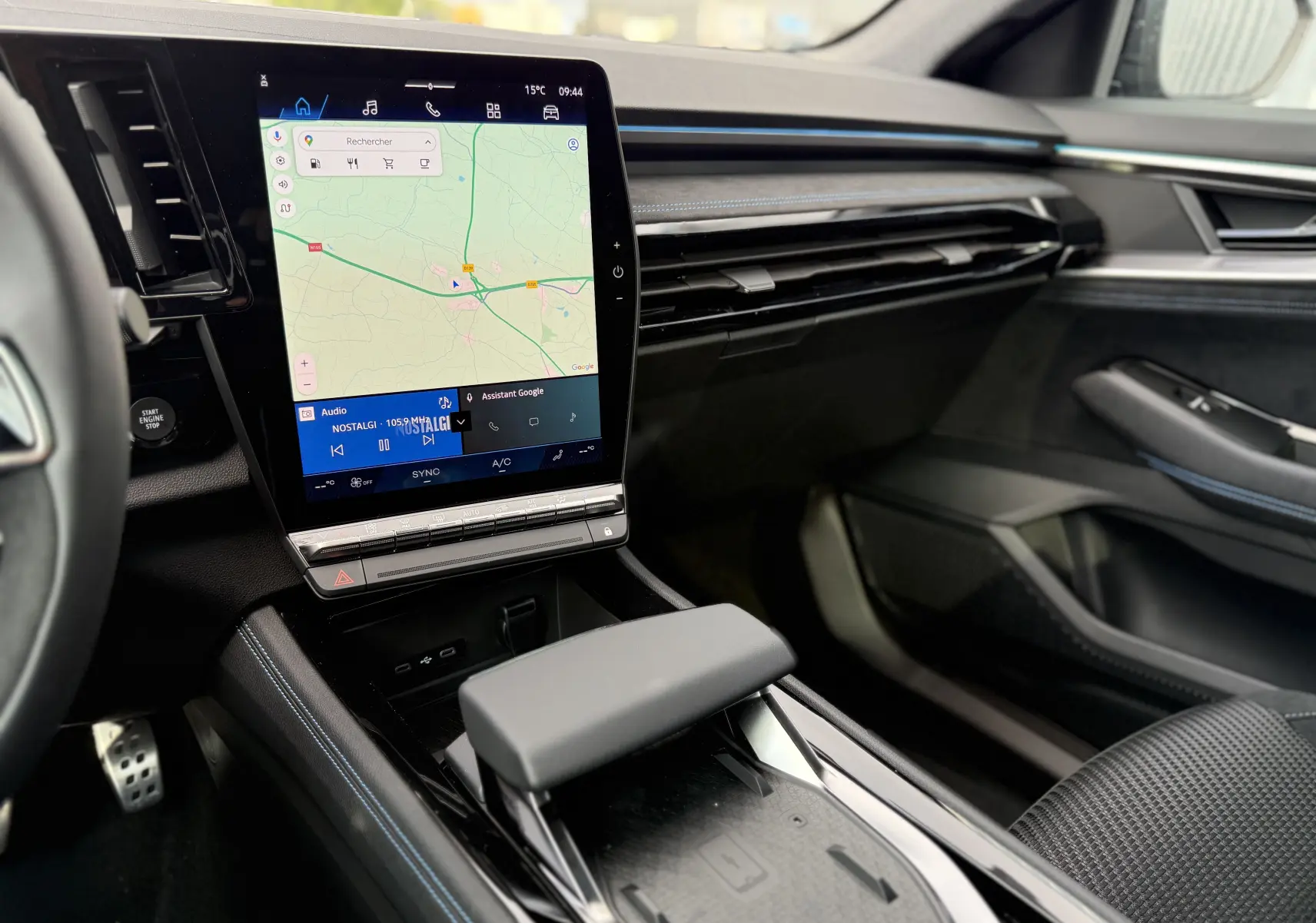 Intérieur du Renault Espace 2025, vue centrale sur écran tactile vertical et console avec accoudoir gris schiste métal.