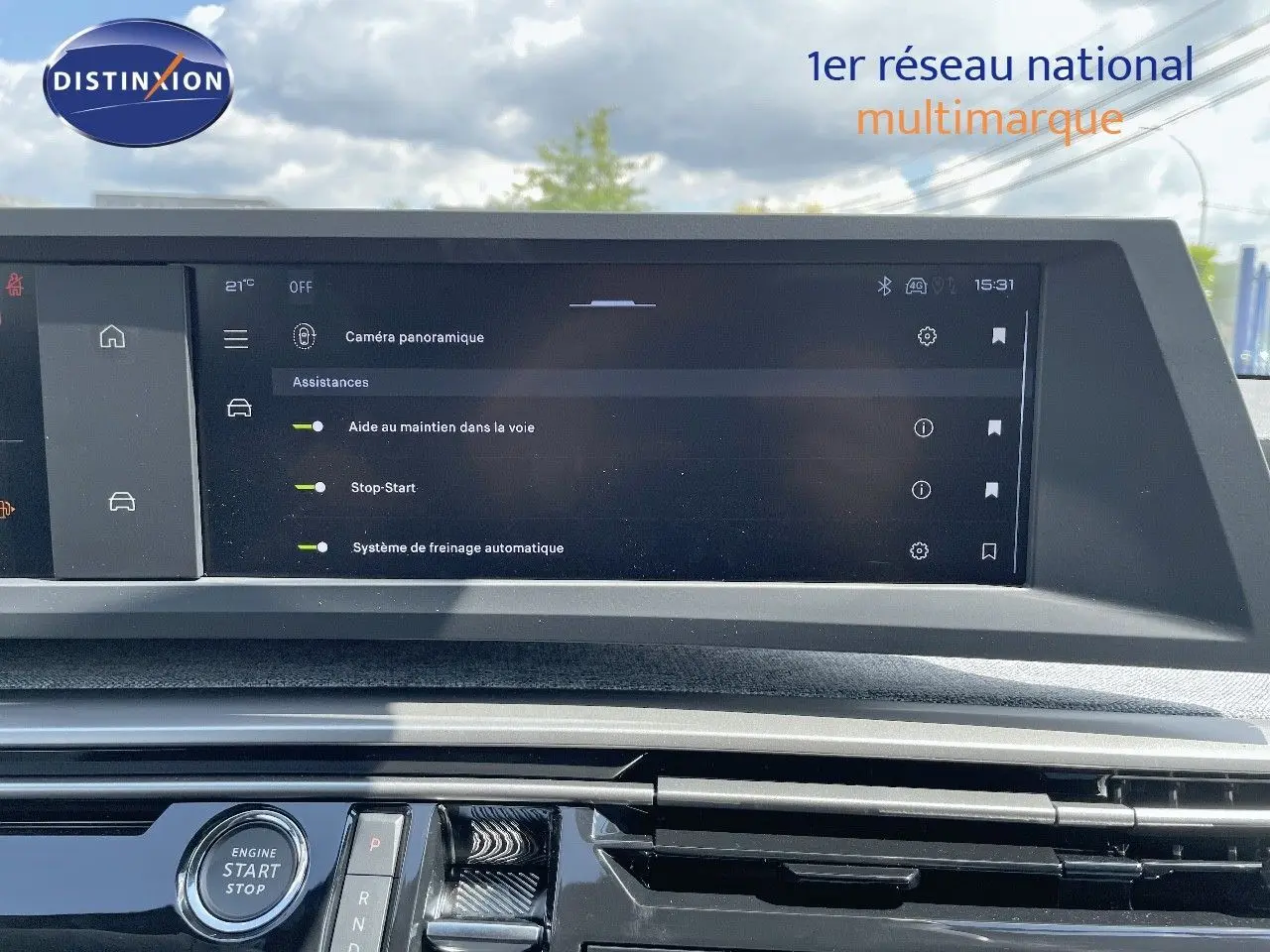 Écran tactile central du Peugeot 3008 Hybrid 2025 affichant les aides à la conduite, intérieur noir moderne.