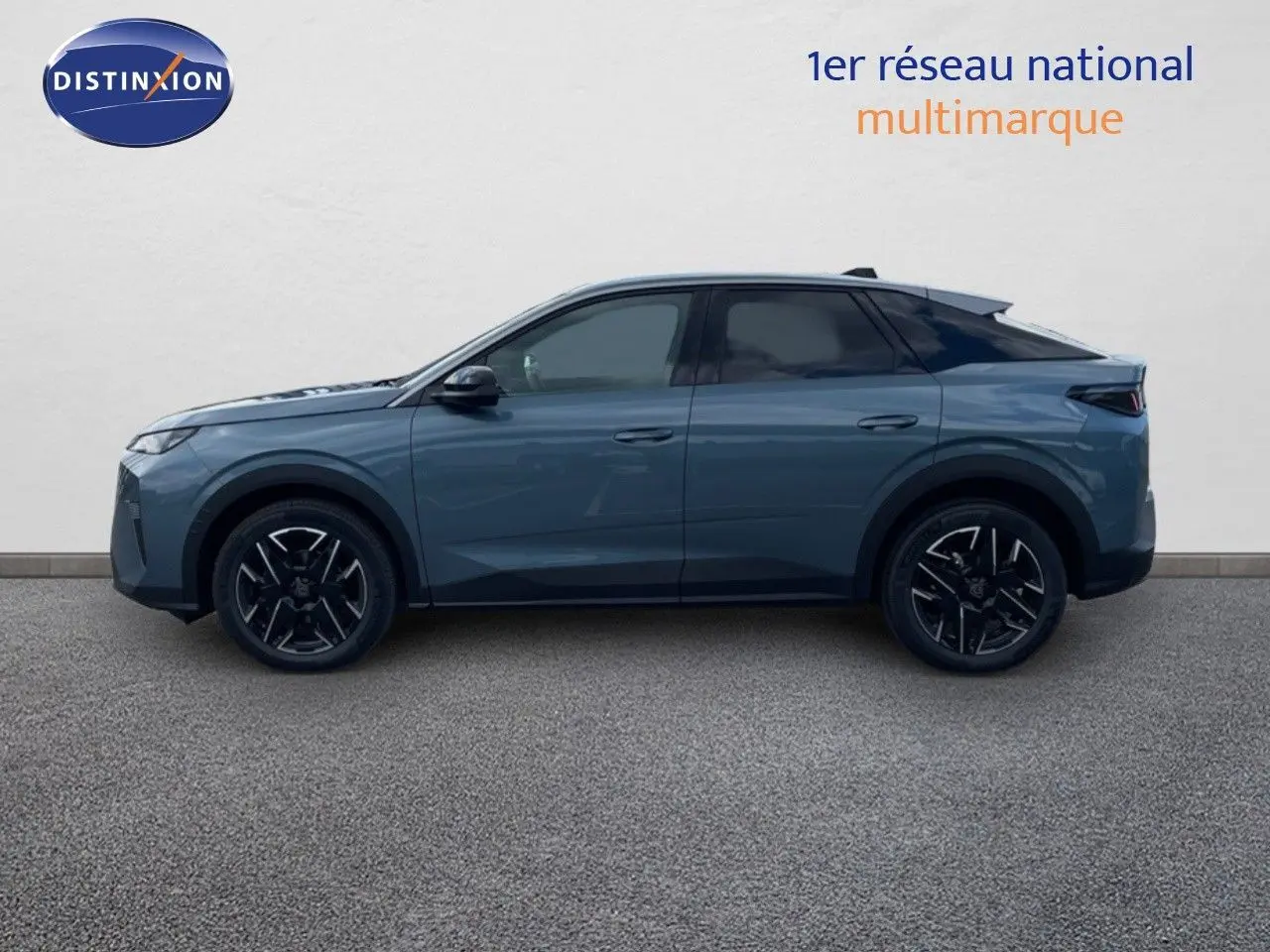 Profil latéral droit du Peugeot 3008 Hybrid 136ch Allure en bleu Ingaro Metal avec jantes noires distinctives.
