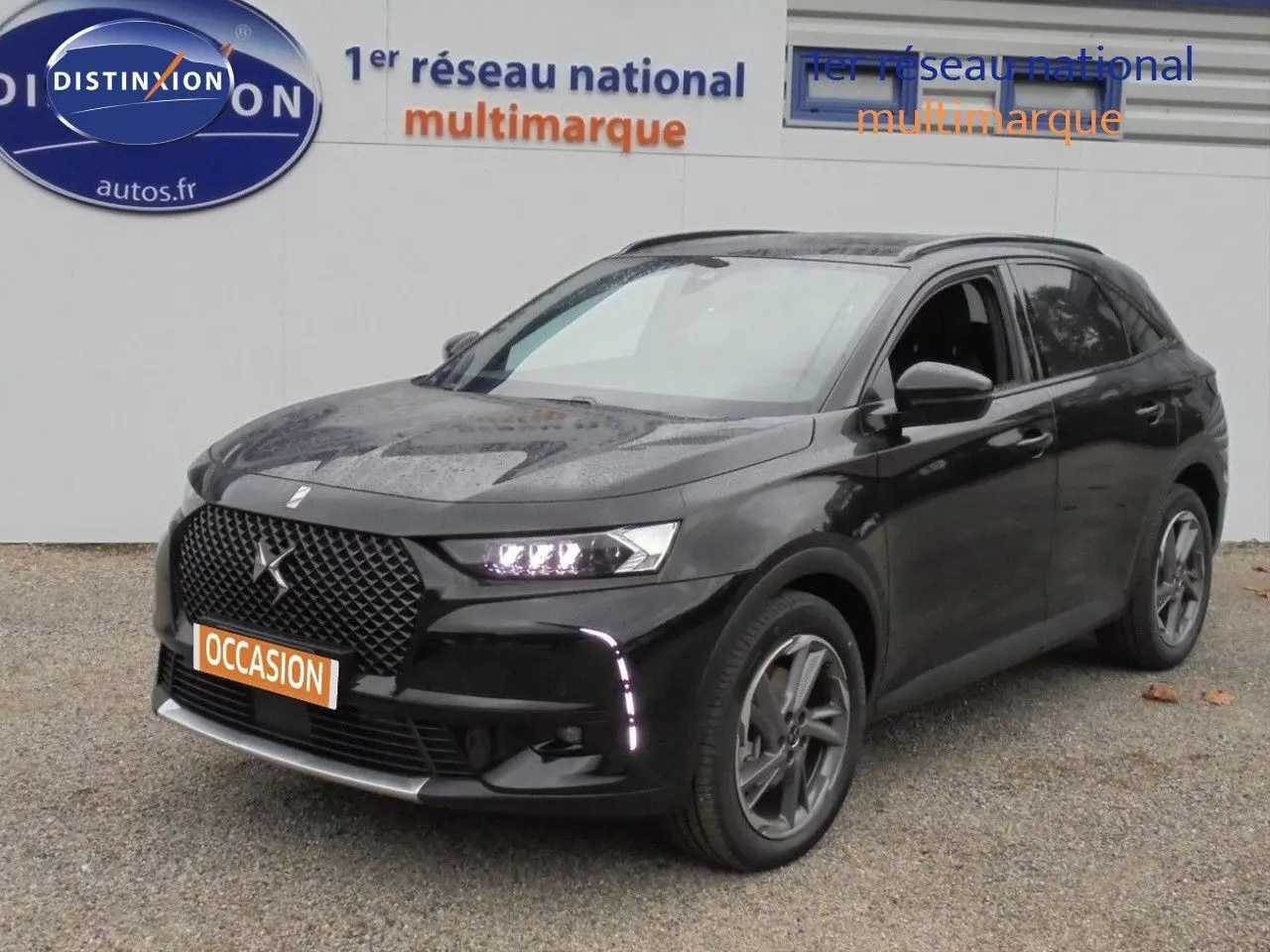 DS7 Crossback E-TENSE noir perle métal en 3/4 avant droit, avec calandre distinctive et feux LED allumés.