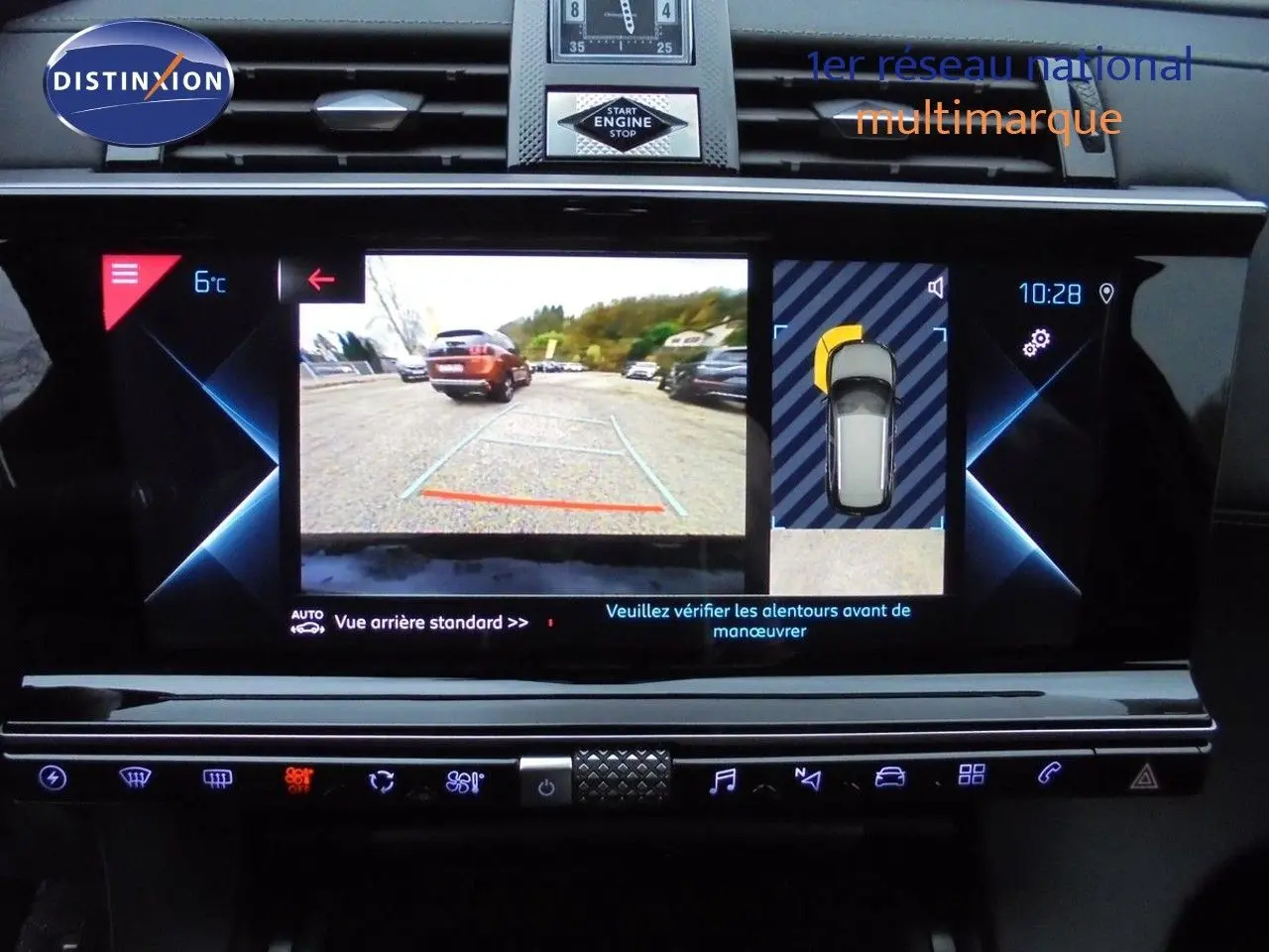 Écran tactile intérieur du DS7 Crossback noir perle métal montrant la caméra de recul et l'aide au stationnement active.