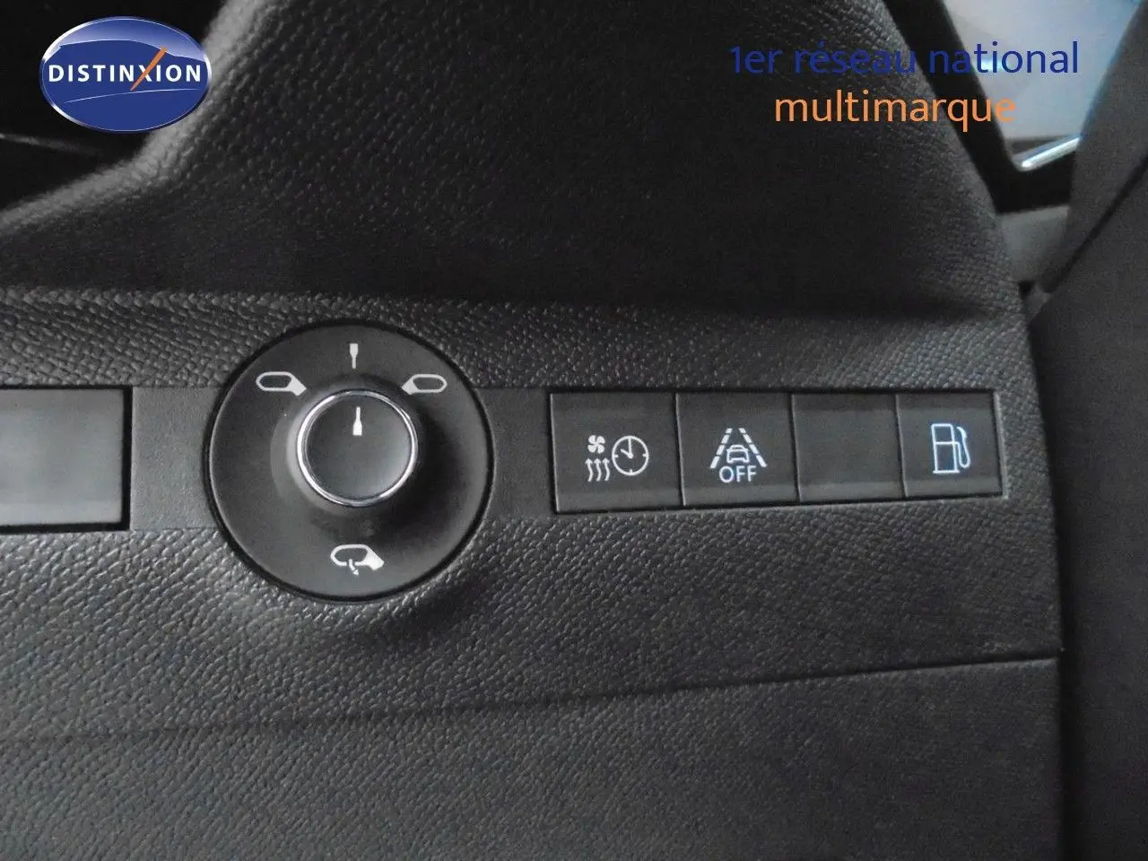 Gros plan sur les commandes de réglage des rétroviseurs et assistances sur DS7 Crossback noir perle métal, intérieur côté conducteur.