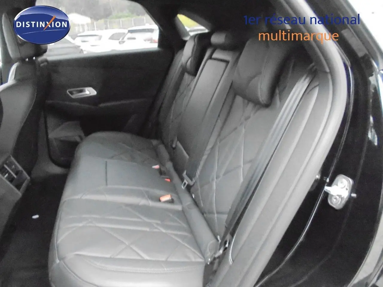 Vue intérieure côté droit montrant la banquette arrière en cuir noir matelassé du DS7 Crossback E-TENSE 2021.