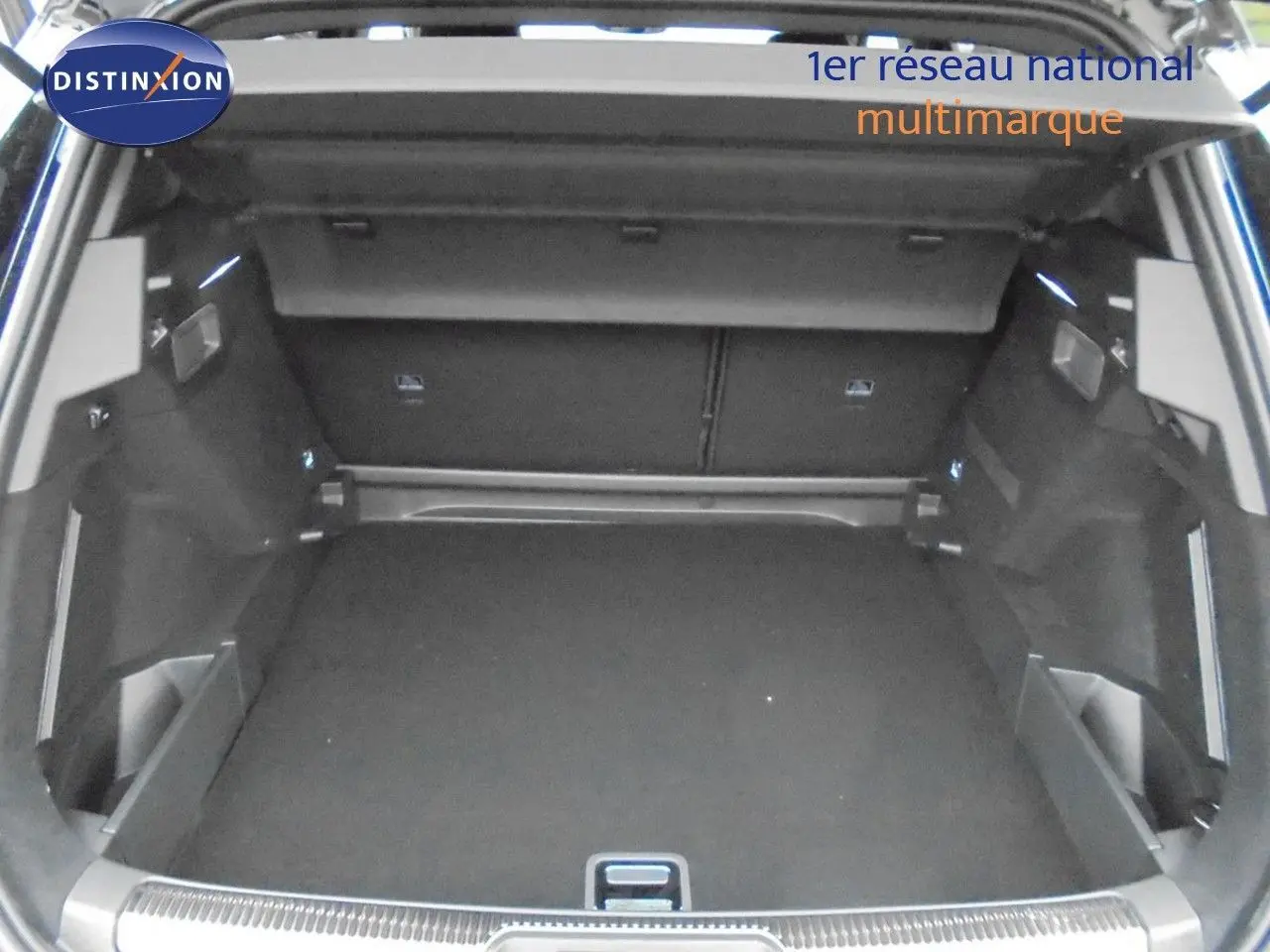 Coffre ouvert vu de l'arrière du DS7 Crossback noir perle métal, espace de chargement spacieux et bien fini.