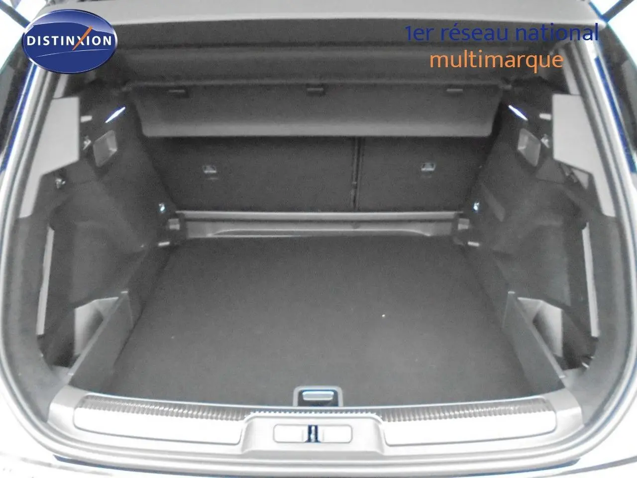 Coffre ouvert du DS7 Crossback E-TENSE noir perle métal, montrant un espace de chargement spacieux et bien fini.