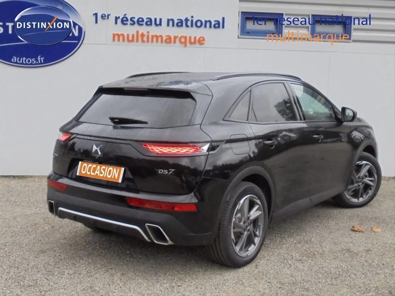 DS7 Crossback E-TENSE noir perle métal vu en 3/4 arrière droit avec feux arrière LED et jantes alliage.