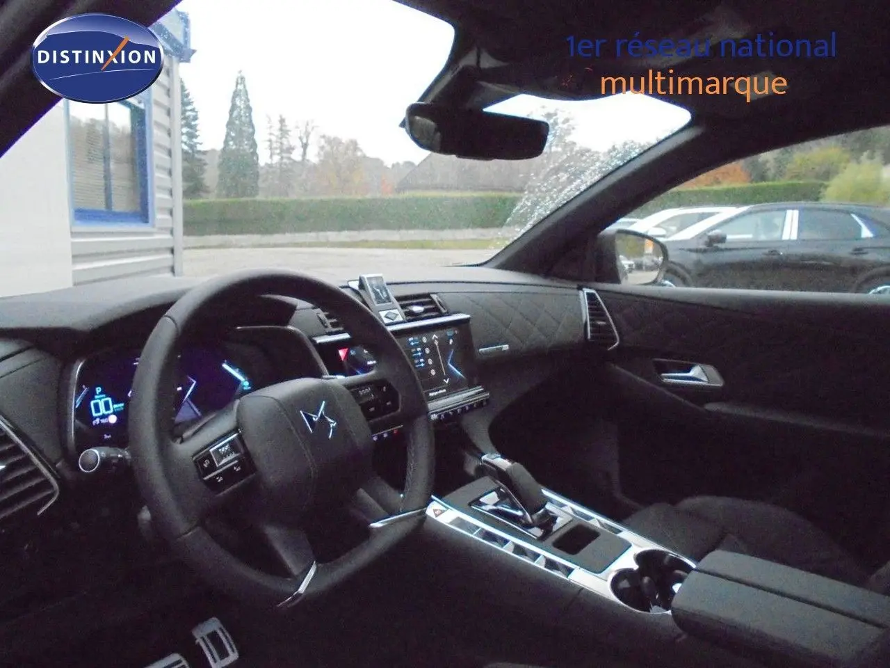 Intérieur du DS7 Crossback noir perle métal, vue côté conducteur, tableau de bord et console centrale modernes avec écran tactile.