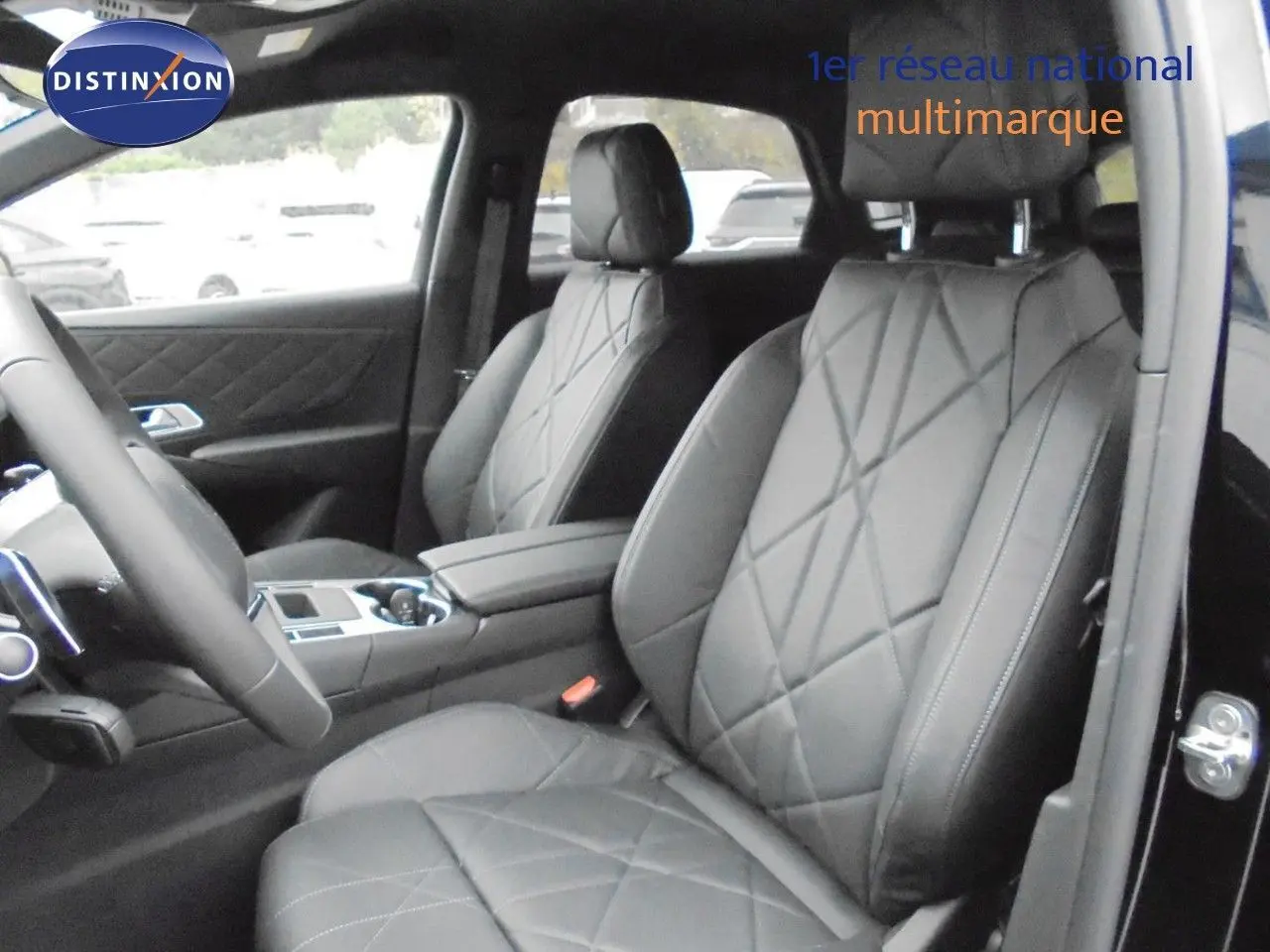 Intérieur du DS7 Crossback noir perle métal, vue côté gauche sur les sièges en cuir noir matelassé et console centrale.