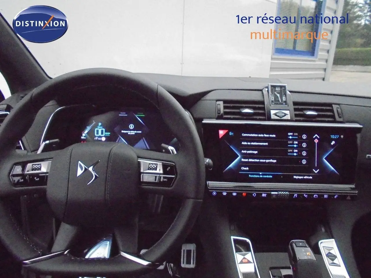 Vue intérieure centrée sur le volant et l'écran tactile du tableau de bord du DS7 Crossback E-TENSE noir perle métal 2021