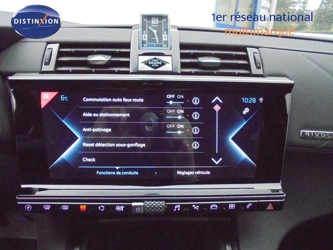 Écran tactile central du tableau de bord du DS7 Crossback noir perle, affichant les réglages d'aide à la conduite.