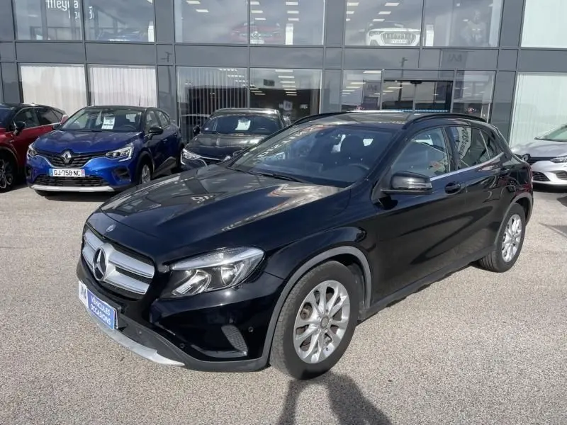 Mercedes GLA 200 D Sensation noire vue en 3/4 avant droit, avec calandre chromée et jantes alliage visibles.
