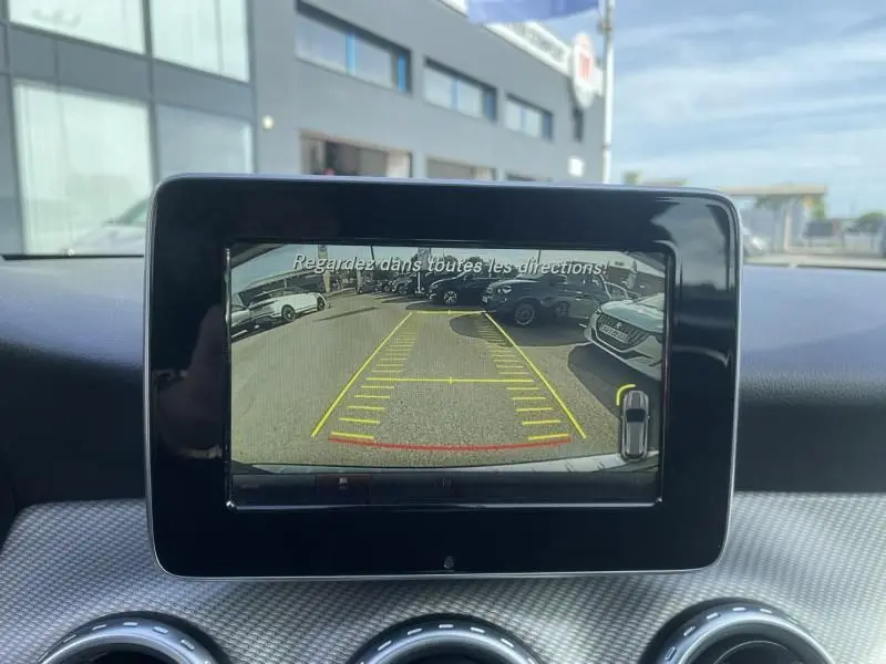 Affichage de la caméra de recul dans une Mercedes GLA 200 D Sensation noire de 2017, vue intérieure du tableau de bord.
