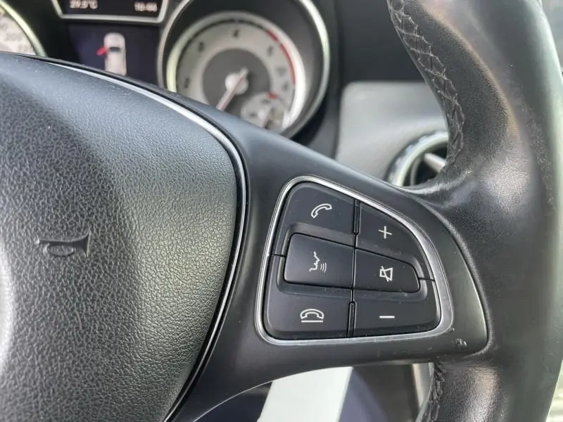 Gros plan sur les commandes du volant côté droit d'un Mercedes GLA 200 D Sensation noir de 2017.