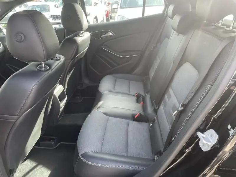 Vue intérieure côté droit des sièges arrière en tissu gris et cuir noir d'un Mercedes GLA 200 D Sensation noir de 2017.
