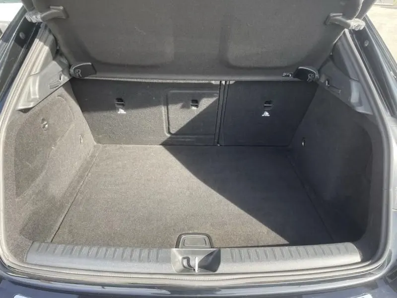 Coffre ouvert vu de l'arrière d'un Mercedes GLA 200 D Sensation noir 2017, espace de chargement propre et vide.