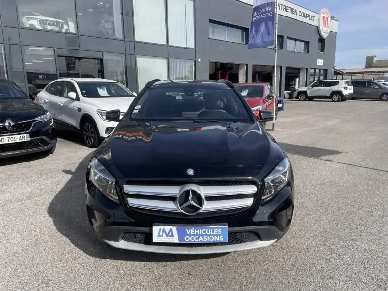 Vue de face d'un Mercedes GLA 200 D Sensation noir 2017, avec calandre chromée et logo central bien visible.