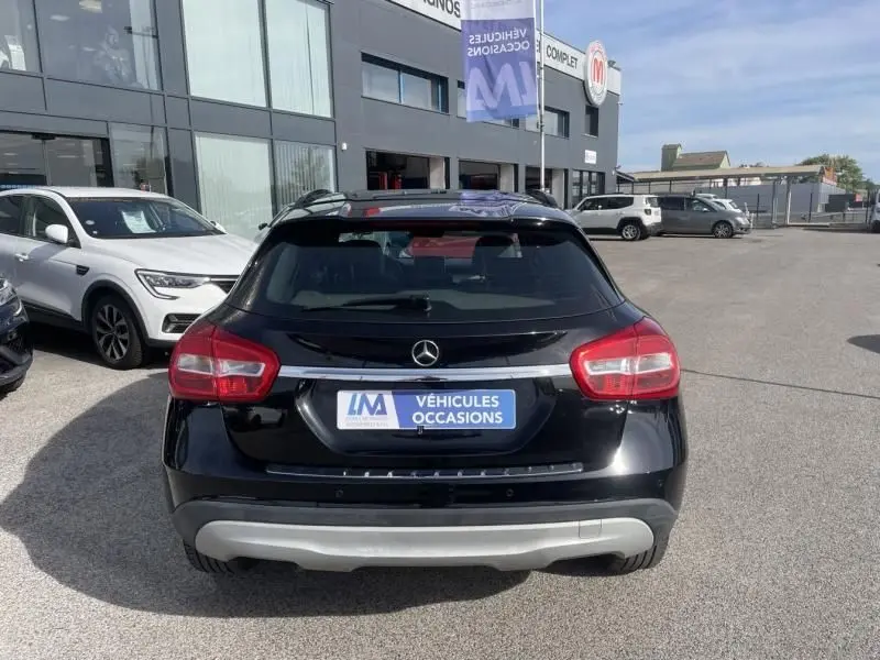 Vue arrière d'un Mercedes GLA 200 D Sensation noir de 2017, avec logo et plaque "Véhicules Occasions" visible.