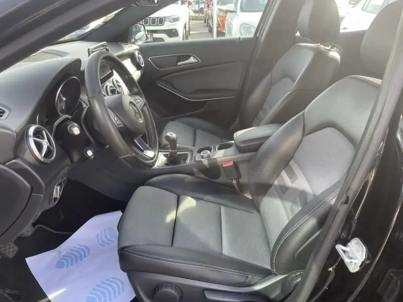 Intérieur noir du Mercedes GLA 200 D Sensation 2017, vue côté conducteur montrant sièges et tableau de bord.