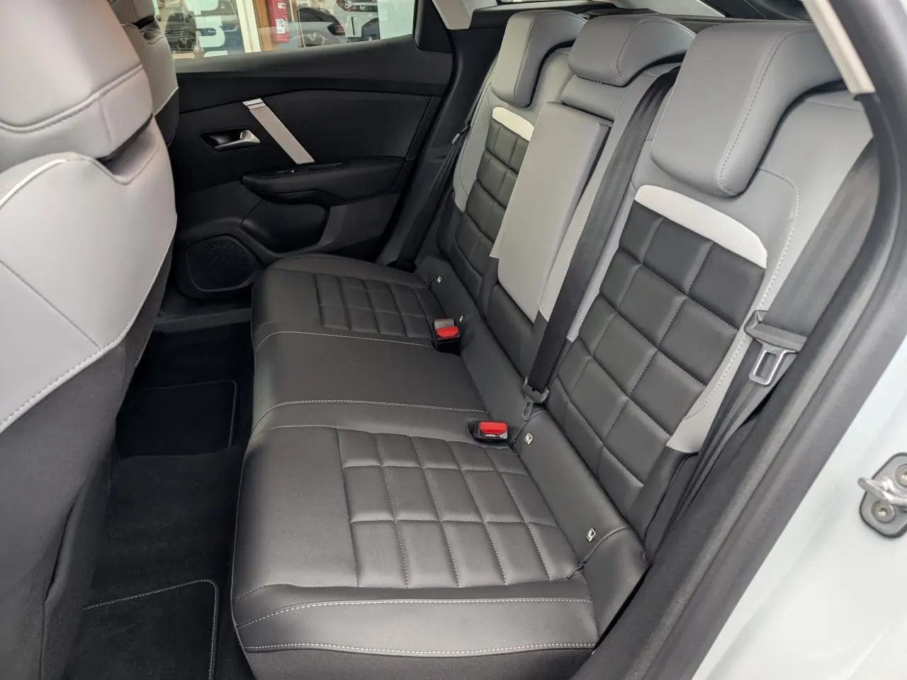Vue intérieure côté droit sur la banquette arrière gris foncé et clair de la Citroën C4 blanche 2025.