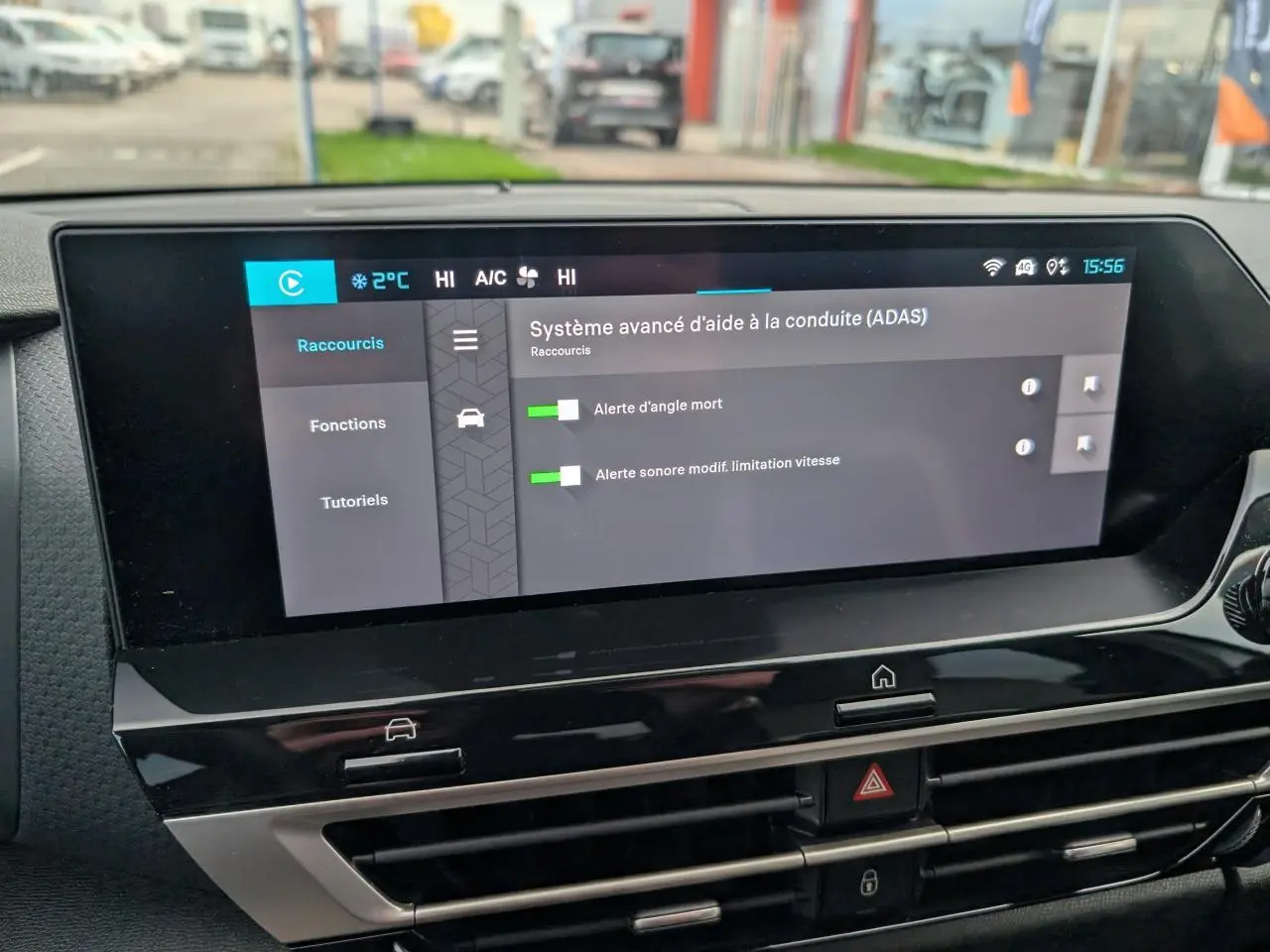 Écran tactile central du tableau de bord du Citroën C4 2025 affichant les aides à la conduite avancées.