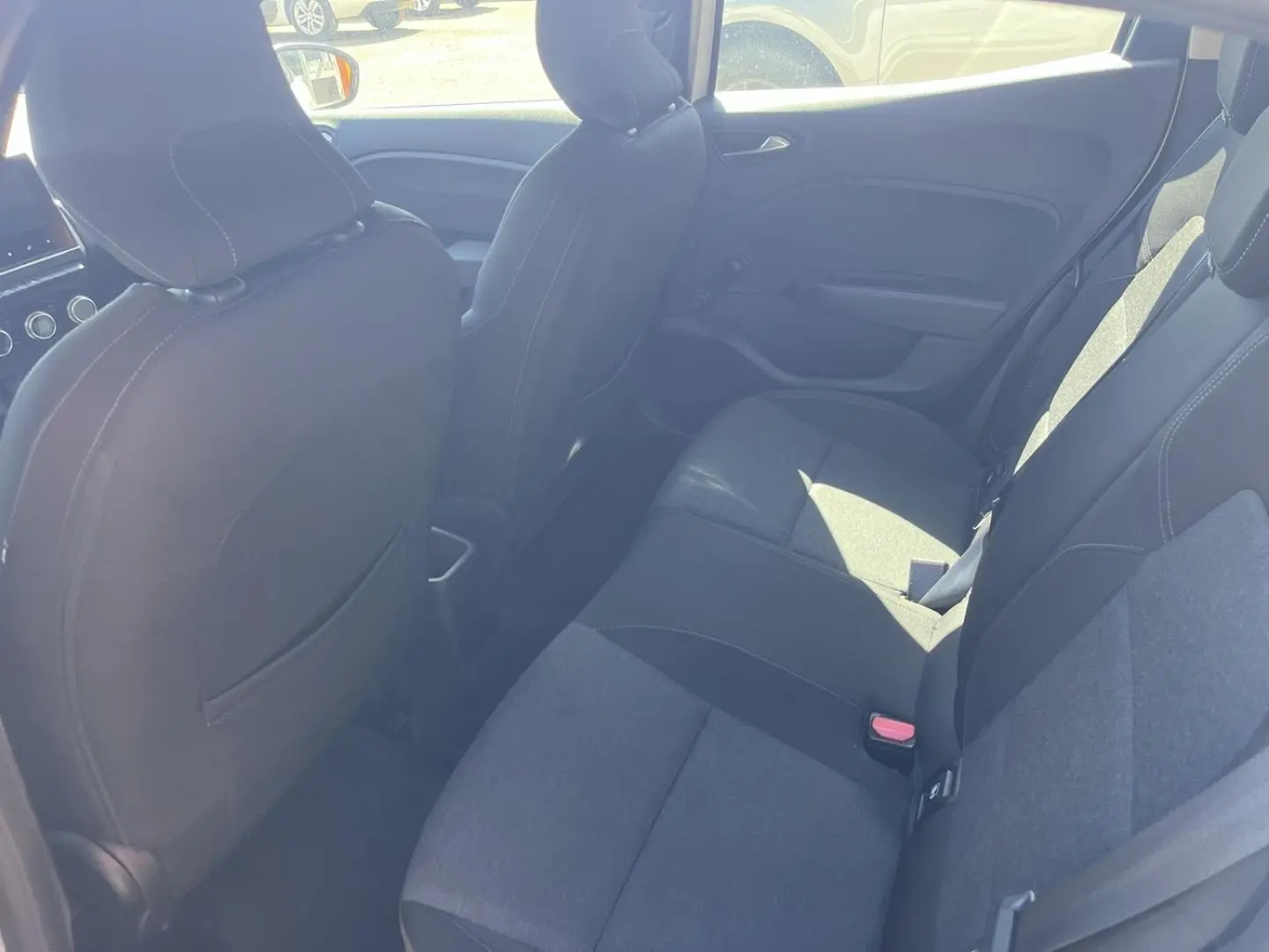 Vue intérieure côté droit sur la banquette arrière en tissu noir avec motifs de la Renault Clio 1.6 E-Tech 2021.