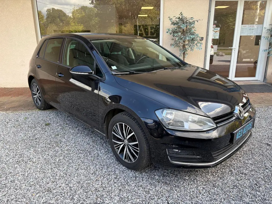Volkswagen Golf 7 noir vue 3/4 avant droit, avec jantes alliage et rétroviseurs électriques rabattables.