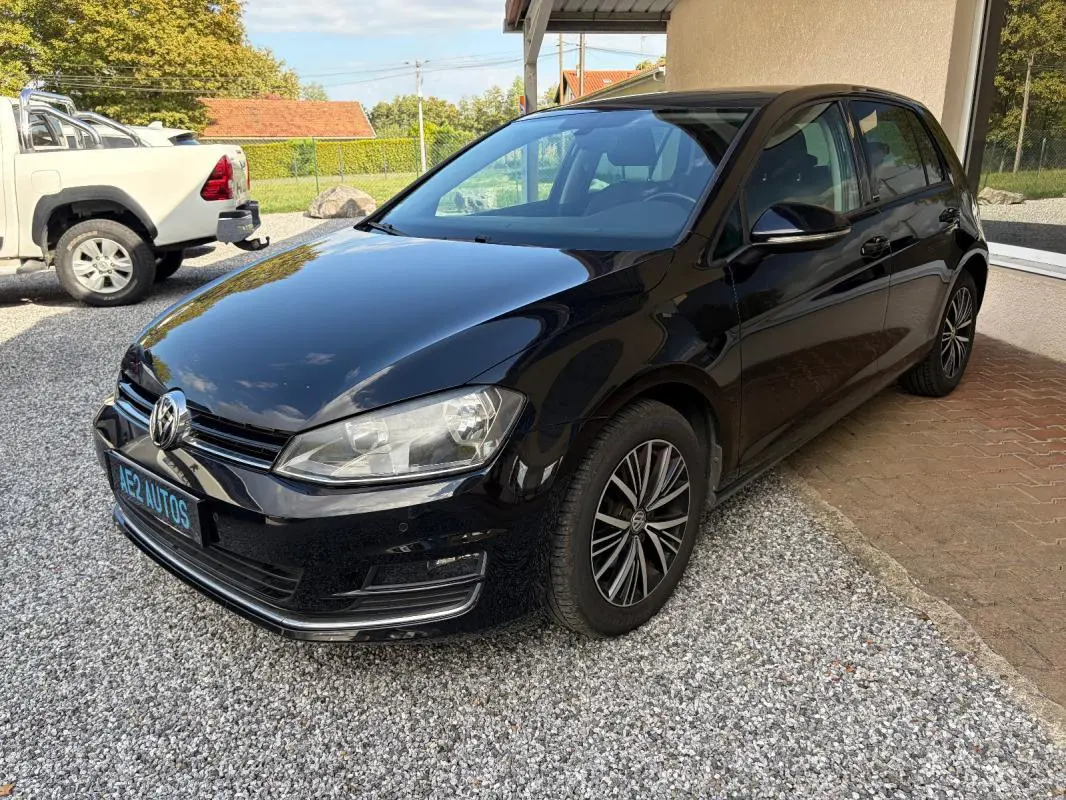 Volkswagen Golf 7 noir vue 3/4 avant droit, avec jantes alliage et rétroviseurs électriques rabattables.