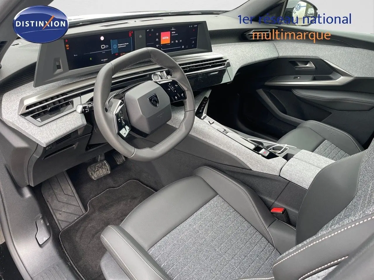 Intérieur du Peugeot 3008 Hybrid 2025 vu côté conducteur, avec tableau de bord numérique et sellerie cuir gris clair.