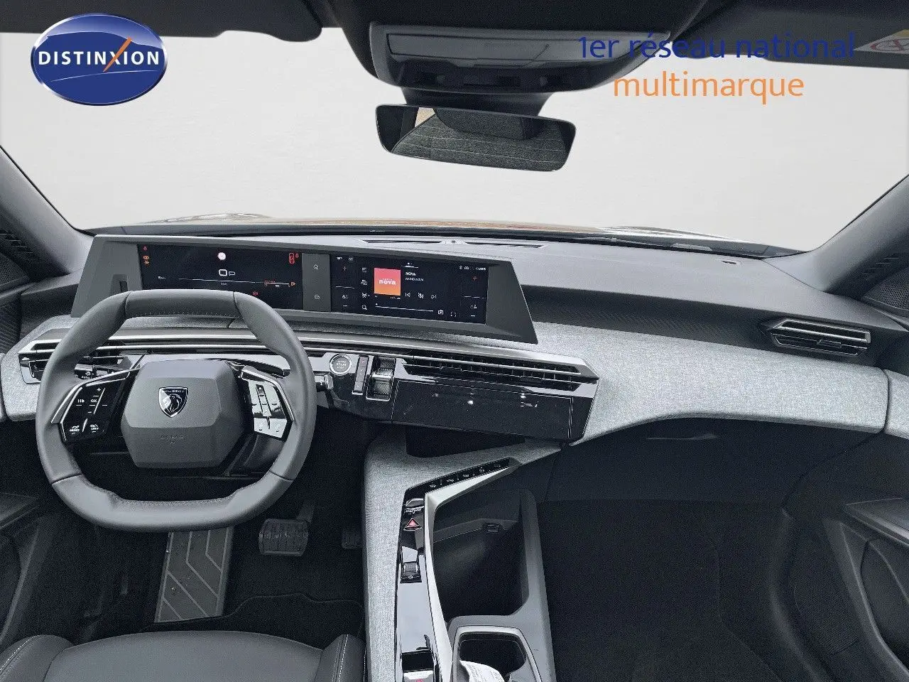 Intérieur du Peugeot 3008 Hybrid 2025 vu de face, tableau de bord moderne avec écran large et volant compact noir.