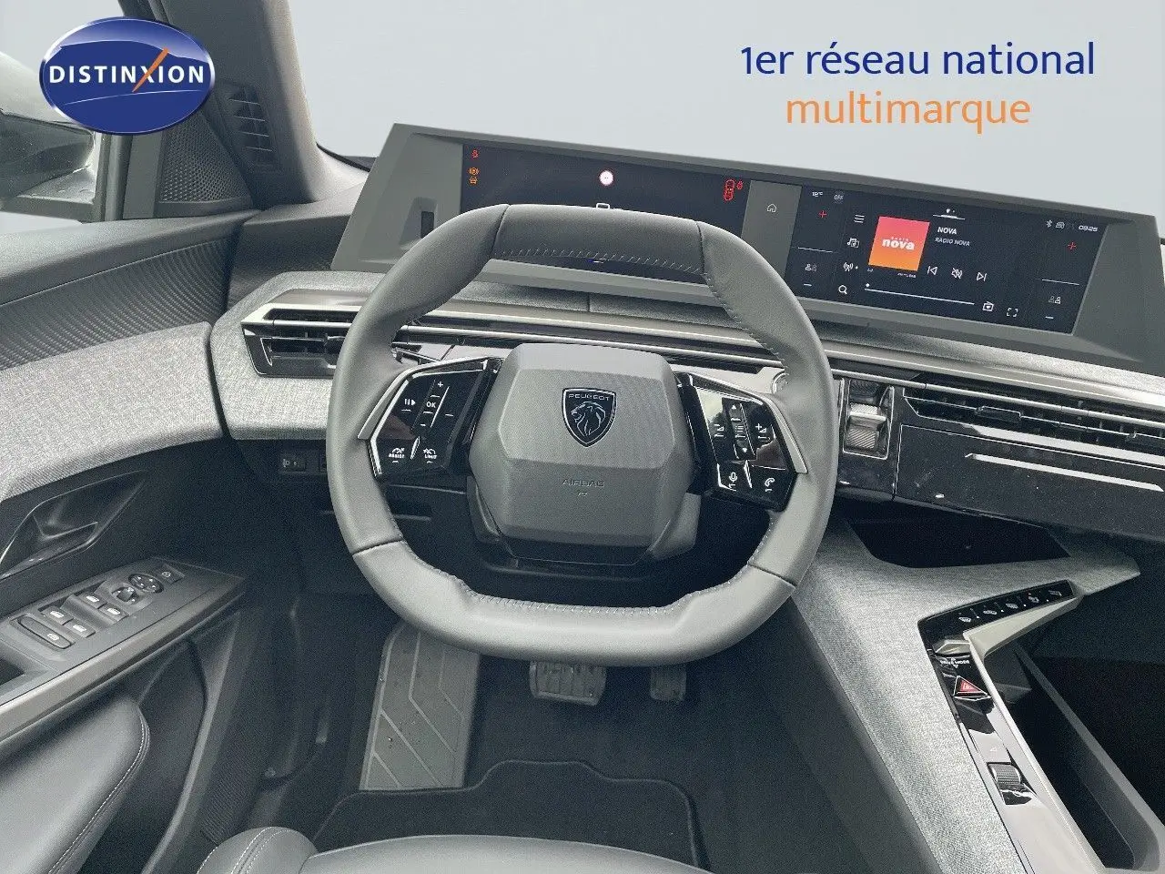 Vue intérieure centrée sur le volant cuir gris et le tableau de bord numérique du Peugeot 3008 Hybrid noir perle 2025.