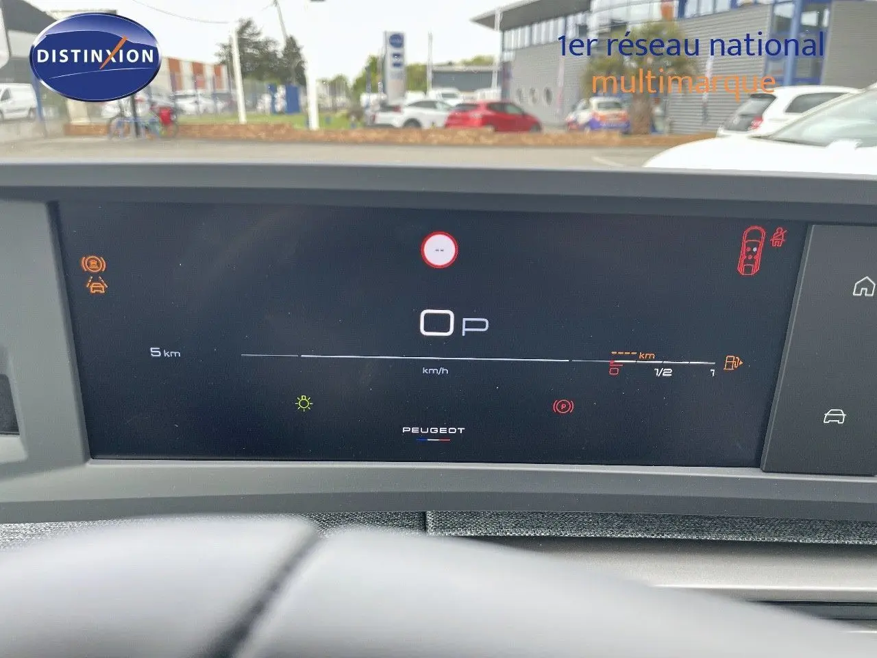 Tableau de bord numérique du Peugeot 3008 Hybrid 2025 affichant la vitesse et indicateurs, vue intérieure frontale.