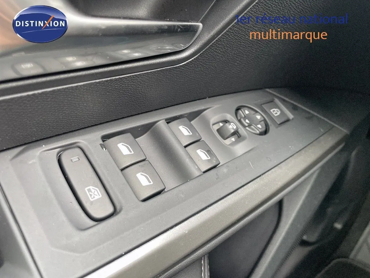 Gros plan sur les commandes des vitres et rétroviseurs côté conducteur d'un Peugeot 3008 Hybrid noir perle métal.