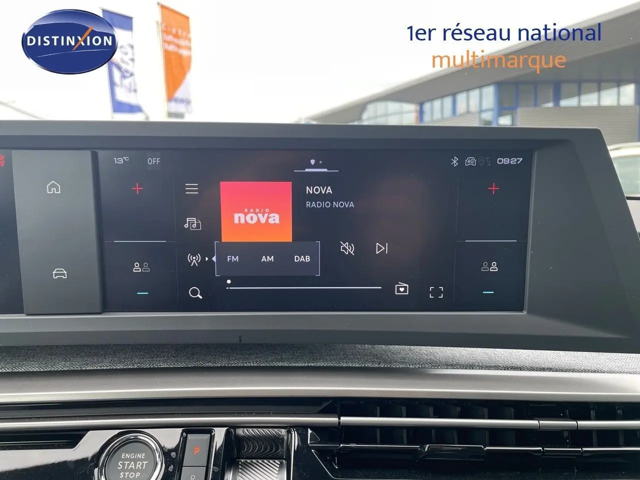 Écran tactile central du tableau de bord du Peugeot 3008 Hybrid noir perle métal, affichant la radio Nova en extérieur.