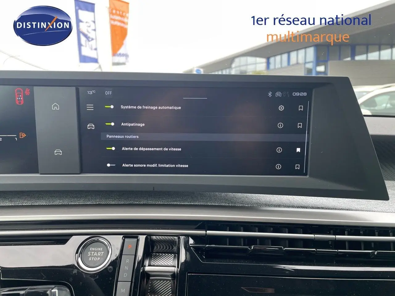 Écran tactile du tableau de bord du Peugeot 3008 Hybrid 2025 affichant les aides à la conduite en intérieur noir.