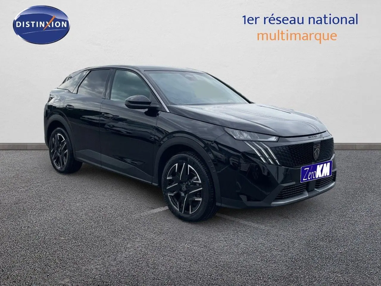Peugeot 3008 Hybrid noir perle métal vue 3/4 avant droit sur parking devant un mur blanc.