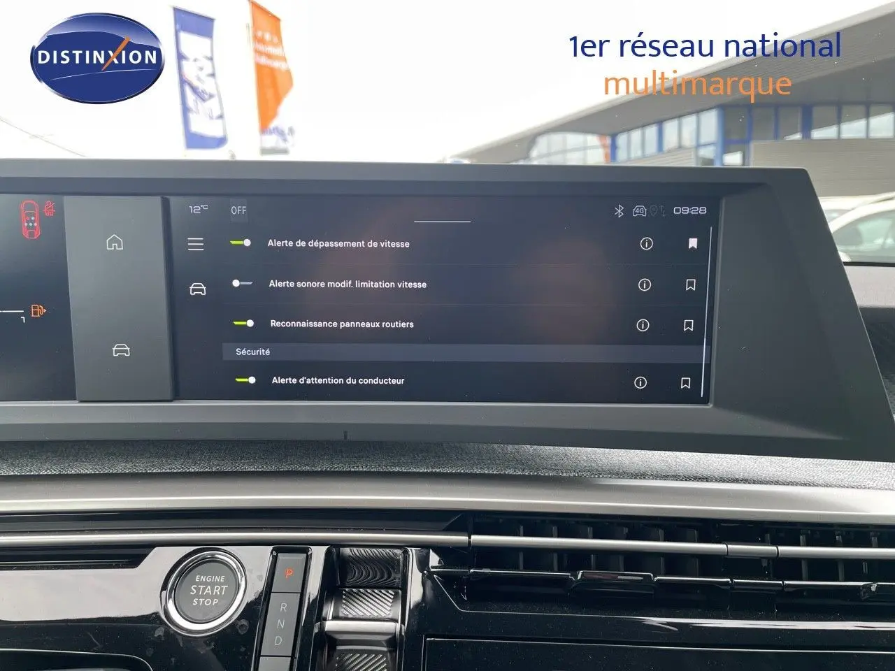 Écran tactile central affichant les alertes de sécurité du Peugeot 3008 Hybrid 136ch Allure noir perle métal.