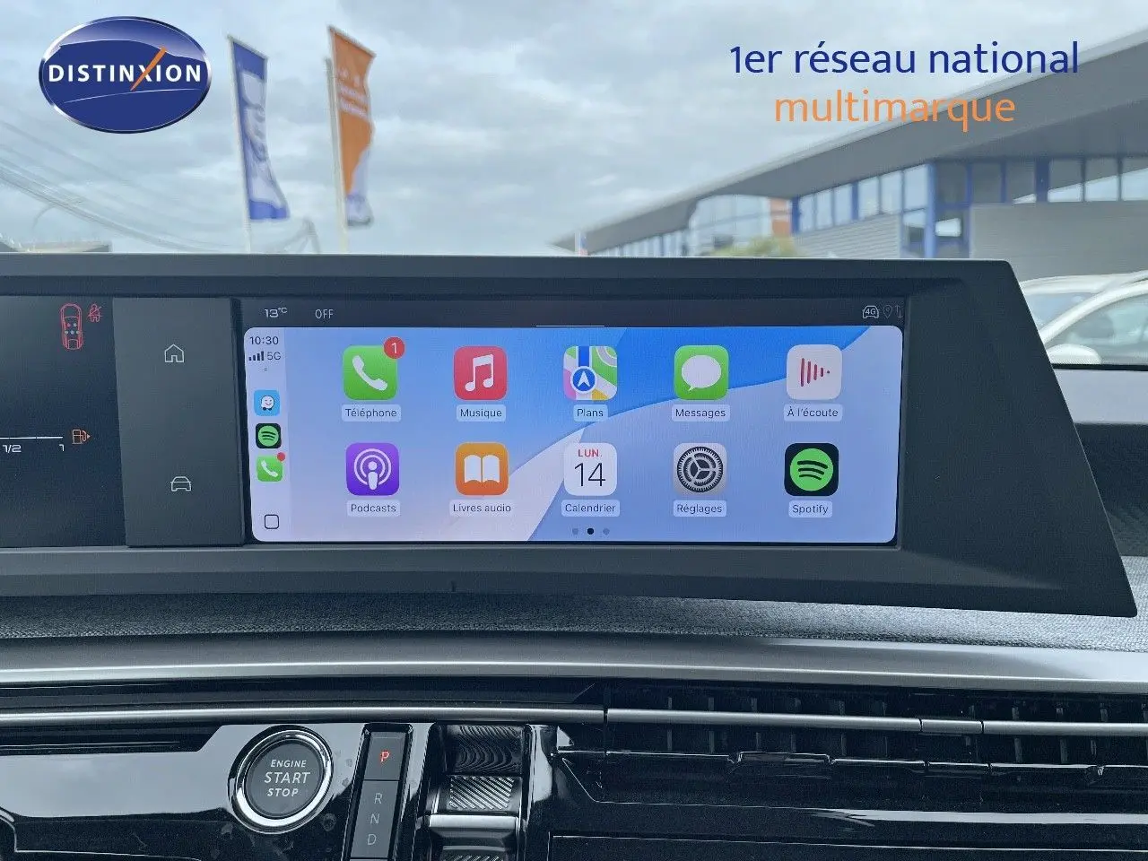 Tableau de bord du Peugeot 3008 Hybrid 2025 avec écran tactile affichant applications connectées.