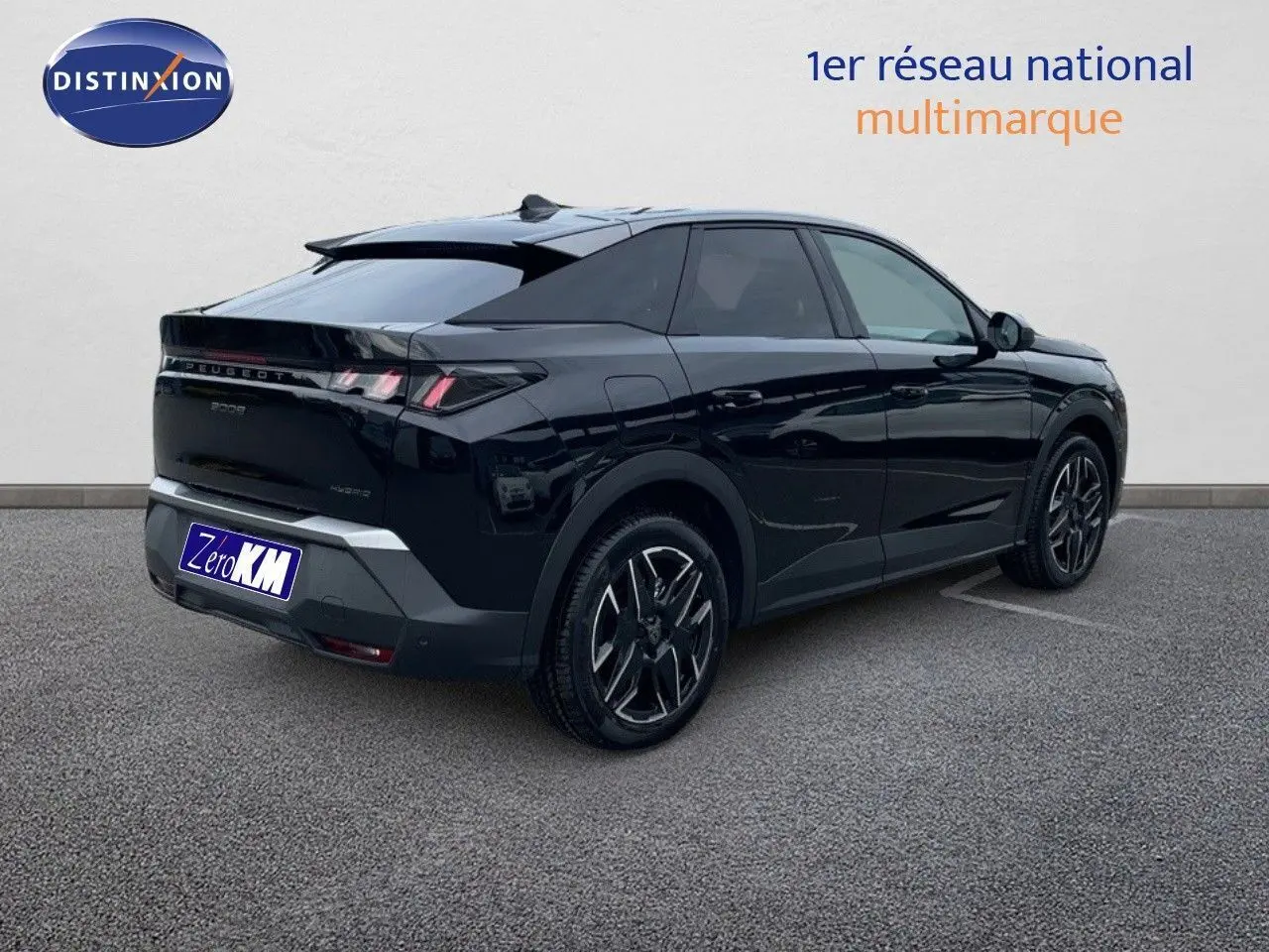 Vue 3/4 arrière droite du Peugeot 3008 Hybrid noir perle métal avec jantes noires et feux LED distinctifs.