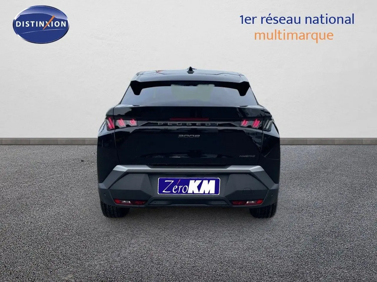 Vue arrière d'un Peugeot 3008 HYBRID noir perle métal de 2025, avec feux LED caractéristiques et plaque Zero KM.