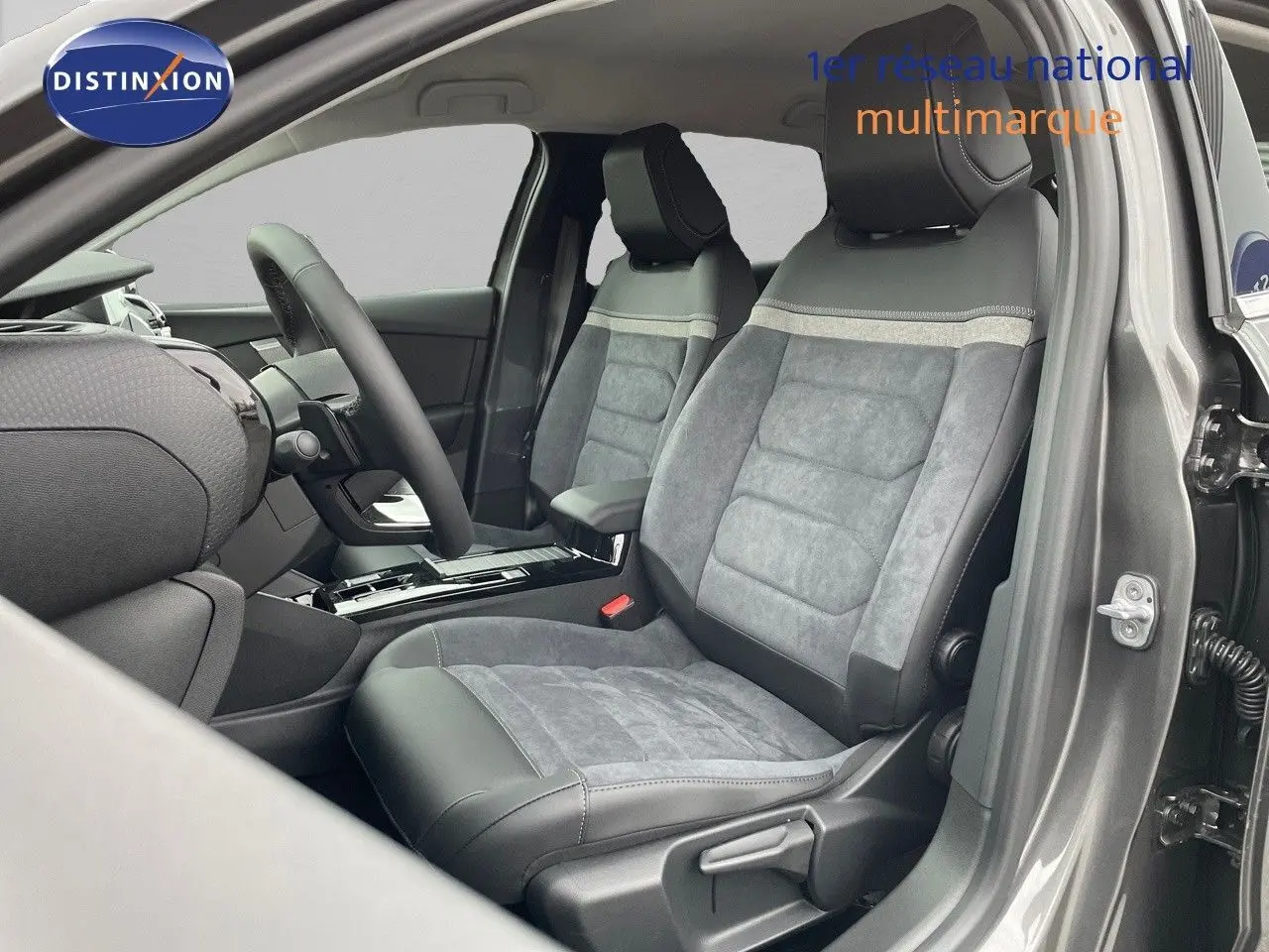 Intérieur avant droit d'une Citroën C4 2024 gris platinium, sièges en cuir et alcantara gris avec console centrale moderne.
