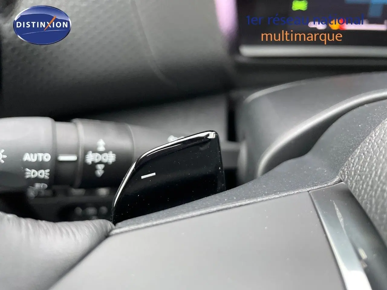 Gros plan sur la palette de changement de vitesse noire à gauche du volant dans une Citroën C4 gris platinium 2024.