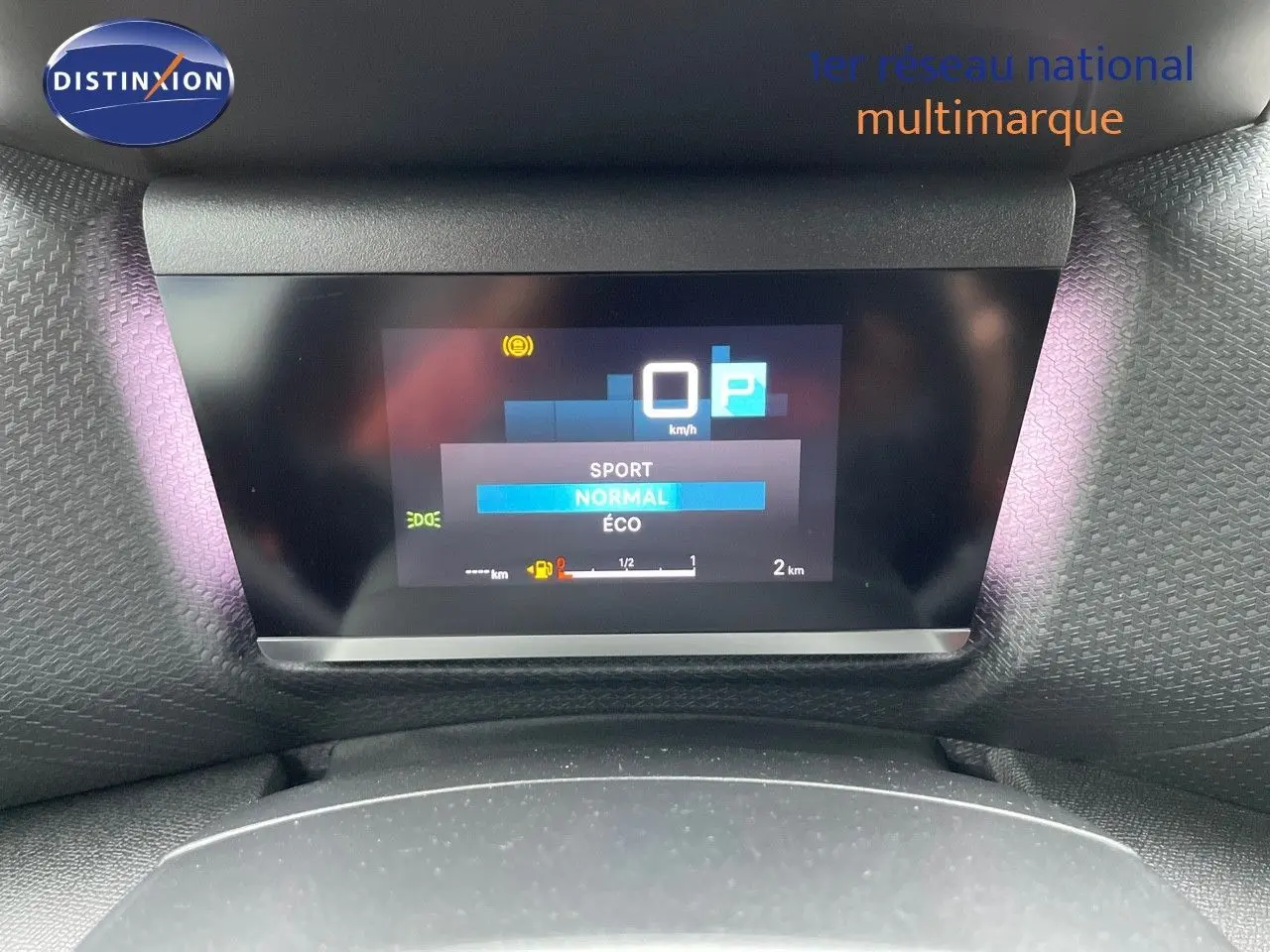 Affichage numérique du tableau de bord de la Citroën C4 2024 montrant les modes de conduite Sport, Normal et Éco.